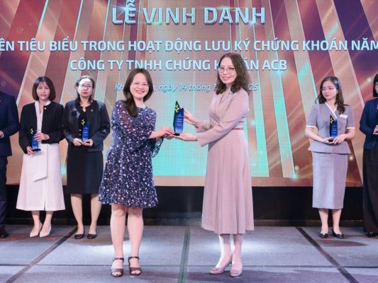 Bà Tạ Thanh Bình - Tổng giám đốc VSDC trao biểu dương cho Bà Văn Thị Minh Hoàng - Phó giám đốc Khối Vận hành ACBS