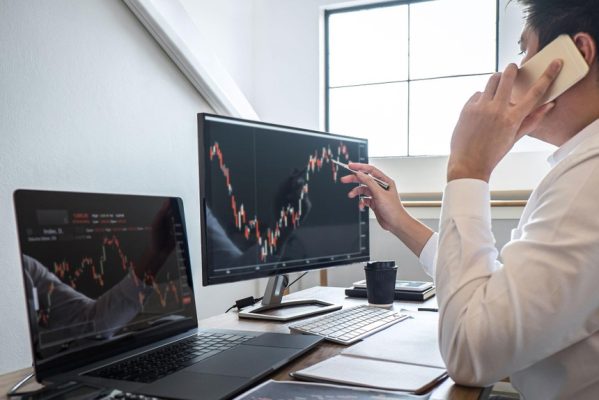 Khối ngoại bán ròng hơn 1.200 tỷ đồng trong phiên rung lắc ngày 13/11