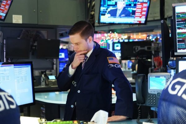 Giới đầu tư thận trọng trước các dữ liệu quan trọng sắp được công bố