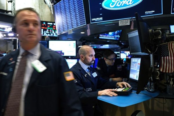 Dữ liệu kinh tế yếu kém của Mỹ khiến giới đầu tư bán cổ phiếu mạnh hơn