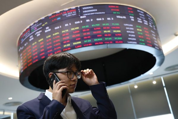 Thị trường đang tăng nhờ số ít cổ phiếu nhóm trụ