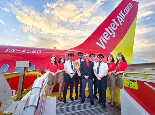 Phó Tổng giám đốc Thường trực Vietjet Tô Việt Thắng (áo vest xanh tím than) cùng phi hành đoàn Vietjet chào đón tàu bay mới/