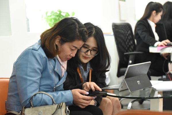 Giao dịch chứng khoán sáng 17/11: Thị trường khởi sắc, cổ phiếu bất động sản tiếp tục tỏa sáng