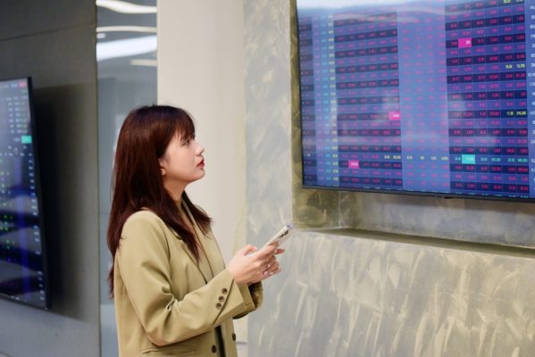 Phiên giao dịch sáng 19/11: Thị trường điều chỉnh sau chuỗi tăng liên tiếp