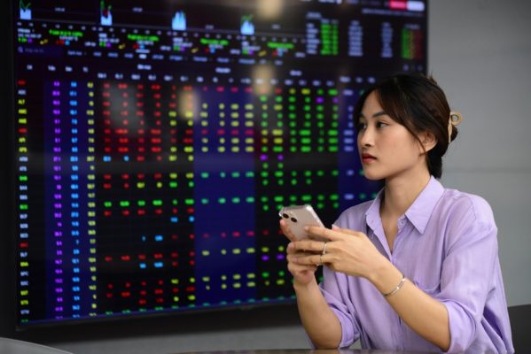 Nhà đầu tư thận trọng trước phiên đáo hạn phái sinh