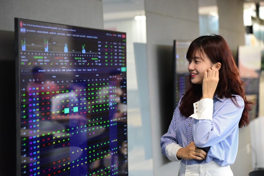 Giao dịch chứng khoán sáng 1/12: Cổ phiếu lớn giúp VN-Index vượt mốc 1.700 điểm