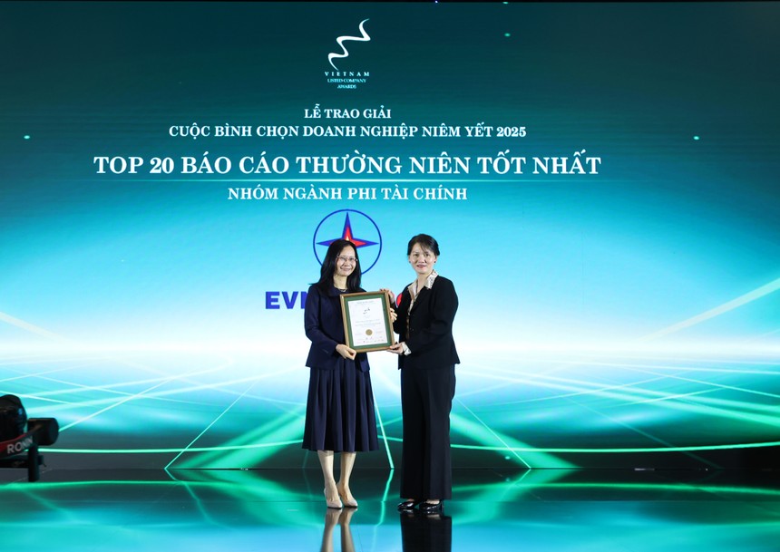 Bà Nguyễn Thị Thanh Hương, Phó tổng giám đốc Kinh tế - Tài chính, đại diện EVNGENCO3 nhận giải thưởng Top20 Báo cáo thường niên tốt nhất - nhóm ngành phi tài chính