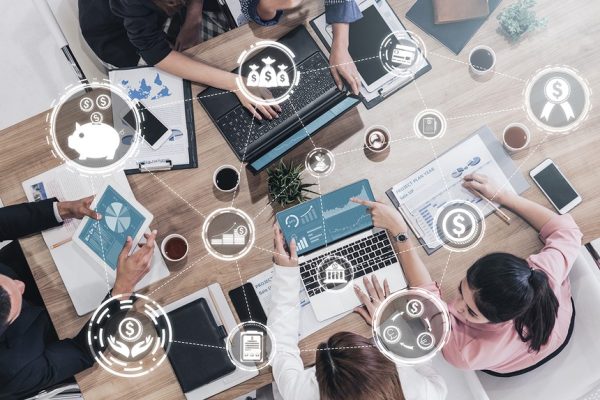 Một số nhóm ngành được đánh giá cao là bán lẻ, xây dựng, vật liệu xây dựng, đầu tư công…