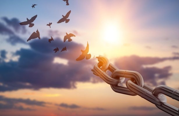 Thị trường tài chính 24h: Giá vàng thế giới tăng cao, Bitcoin lao dốc