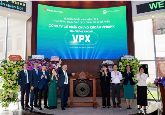 Tổng Giám đốc VPBankS Vũ Hữu Điền tiến hành nghi thức đánh cồng khai trương phiên giao dịch đầu tiên của VPX trên HoSE