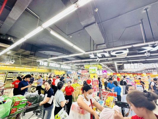 Tấp nập khách mua sắm tại siêu thị WinMart.