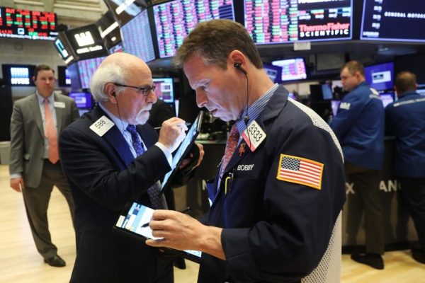 Giới đầu tư bán tháo cổ phiếu chăm sóc sức khỏe