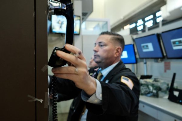 Giới đầu tư hướng sự chú ý vào cuộc họp của Fed