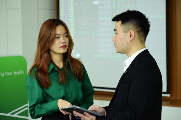 Giao dịch chứng khoán sáng 25/12: VN-Index lần đầu tiên chạm mốc 1.800 điểm