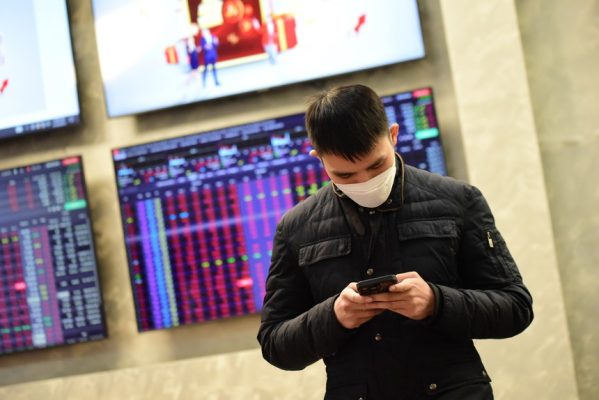 Giao dịch chứng khoán sáng 11/12: VN-Index "đe dọa" mốc 1.700 điểm