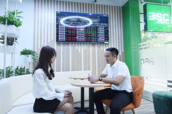VN-Index trở về điểm cân bằng