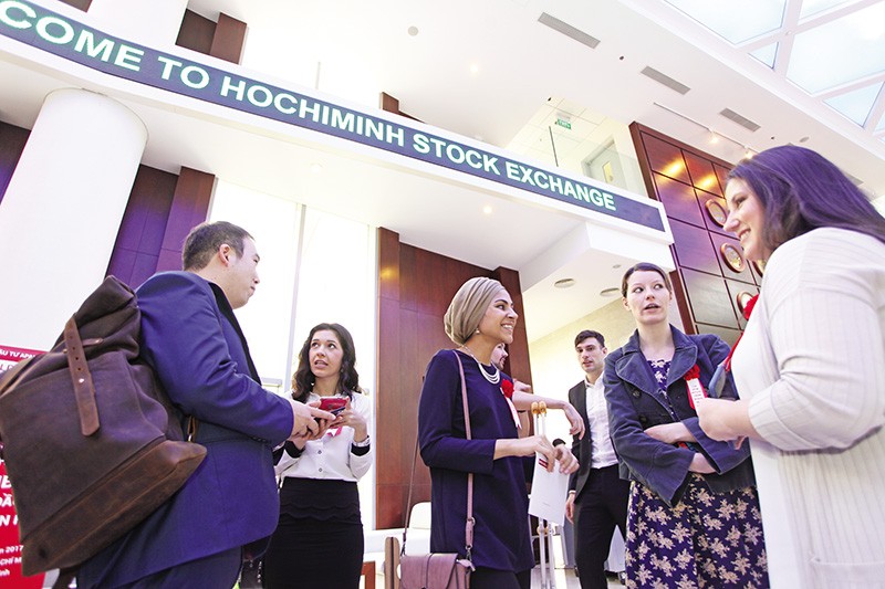 nang-hang-thi-truong-tao-luc-day-moi-cho-von-ngoai1765113113-4814 Các nhà đầu tư ngoại đang tăng sự quan tâm đến thị trường chứng khoán Việt Nam sau khi được nâng hạng. Ảnh: Lê Toàn