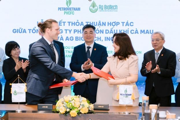 pvcfc-1-160-8677 Bà Nguyễn Thị Hiền - Phó tổng giám đốc PVCFC và ông Tristan Hudak - Giám đốc phát triển quốc tế AG Biotech, INC thực hiện nghi thức ký kết Thỏa thuận hợp tác.