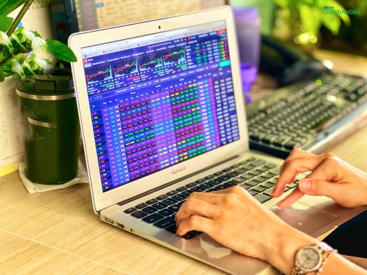 Mặc dù kinh tế tăng trưởng cao, giá cổ phiếu doanh nghiệp vẫn có sự phân hóa