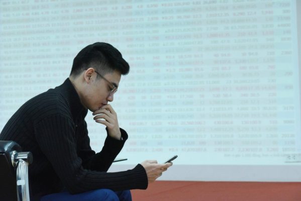 Giao dịch chứng khoán sáng 5/1: Thị trường lình xình, cổ phiếu năng lượng dậy sóng