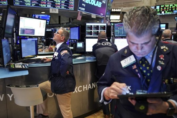 Giới đầu tư vẫn đang tận hưởng sóng tăng của năm mới