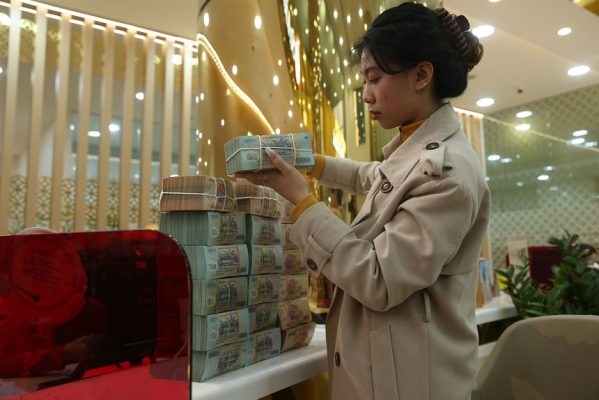 Khi room tín dụng không còn được nới lỏng đồng đều, dòng vốn ngân hàng sẽ ưu tiên chảy vào các lĩnh vực sản xuất - kinh doanh cốt lõi