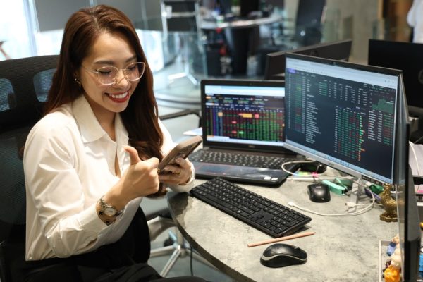 Giao dịch chứng khoán sáng 12/1: Nhóm cổ phiếu chứng khoán nổi sóng lớn