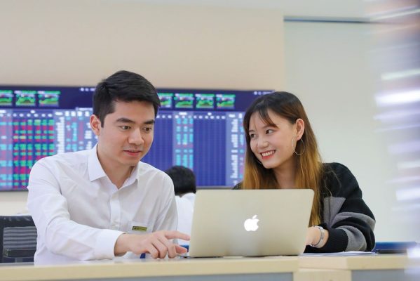 Tìm cơ hội với nhóm cổ phiếu chứng khoán