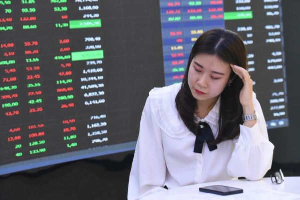 Giao dịch chứng khoán sáng 15/1: Cổ phiếu lớn bị chốt mạnh, VN-Index lùi về mốc 1.850 điểm