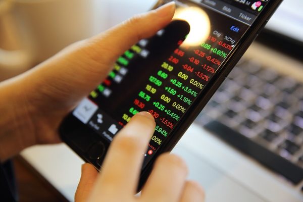 Phiên giao dịch sáng 21/1: Nhóm cổ phiếu nhà nước bị chốt lời, VN-Index tiếp tục giảm