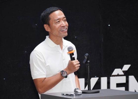 Ứng viên Lê Hồng Minh, 48 tuổi, quê ở Đà Nẵng, Chủ tịch HĐQT Công ty cổ phần Tập đoàn VNG, ứng cử tại đơn vị bầu cử số 19 gồm các phường Cát Lái, Tân Mỹ, Tân Thuận, Phú Thuận. Ảnh: THUẬN VĂN