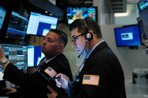 Giới đầu tư bất an, Phố Wall điều chỉnh mạnh