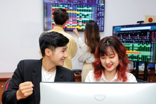 Phiên giao dịch sáng 25/3: Nhóm điện rực sáng, VN-Index tiếp đà hồi phục