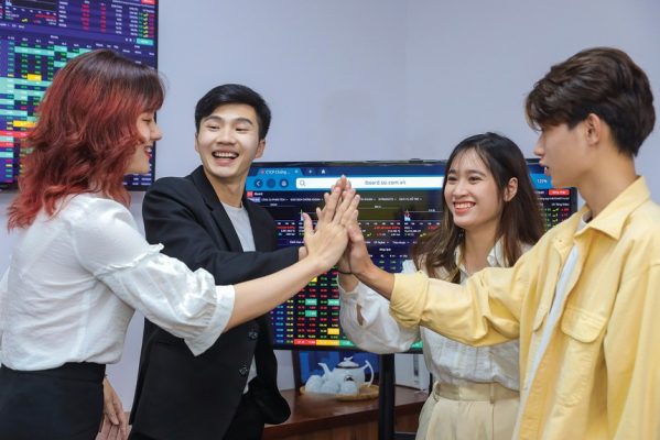 Kỷ luật đầu tư giúp nhà đầu tư tránh bị cuốn theo những biến động ngắn hạn, tin đồn hay cảm xúc nhất thời