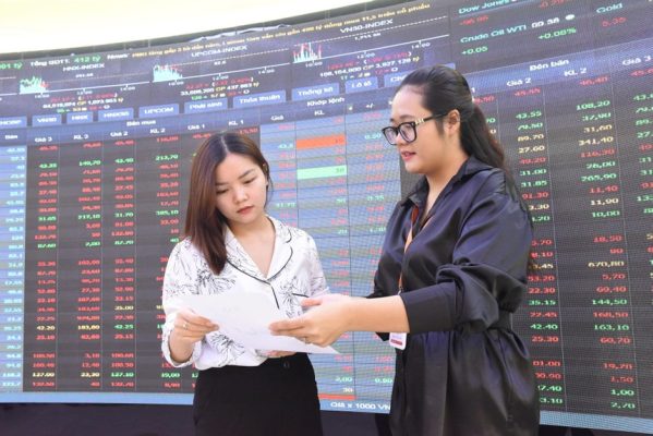 Giao dịch chứng khoán sáng 2/3: Cổ phiếu dầu khí, phân bón, cảng biển tím lịm