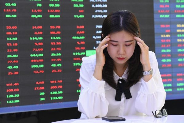 Giao dịch chứng khoán sáng 9/3: Hàng trăm mã giảm sàn, VN-Index mất hơn 100 điểm