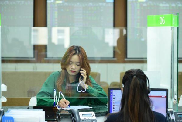 Phiên giao dịch sáng 25/2: Rung lắc