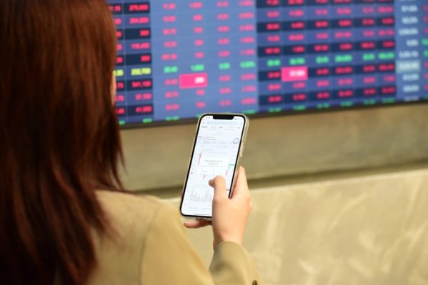 Giao dịch chứng khoán sáng 23/3: Lực bán gia tăng, VN-Index thử thách mốc 1.600 điểm