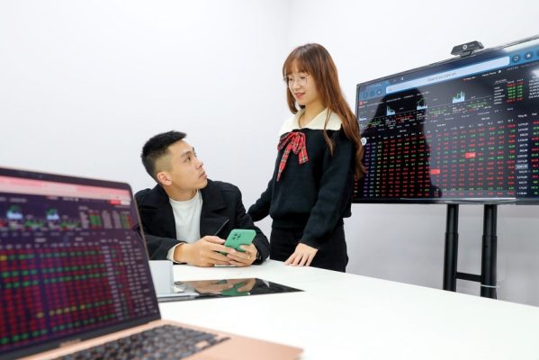 Gen Z là một trong những thế hệ nhà đầu tư có khả năng tự học rất tốt, tiếp cận kiến thức nhanh và chủ động tìm hiểu từ nhiều nguồn khác nhau.