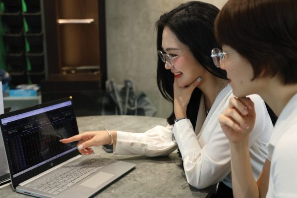 Thị trường vận động nhanh hơn và nhạy hơn, giá phản ứng gần như tức thì với thông tin.