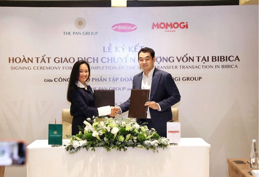 01-8647-2489 Bà Nguyễn Thị Trà My, Tổng giám đốc Tập đoàn PAN và ông Yen Gunadi, đại diện Ban Lãnh đạo Momogi Group ký biên bản hoàn tất giao dịch chuyển nhượng vốn tại Bibica.
