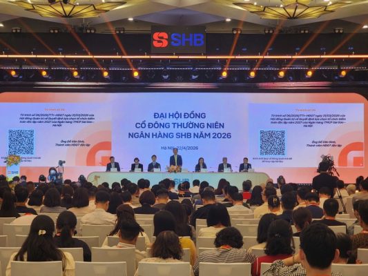 Chủ tịch HĐQT SHB Đỗ Quang Hiển trao đổi tại ĐHĐCĐ 2026