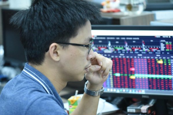 Giao dịch chứng khoán sáng 2/4: Cổ phiếu Vin tăng trần, VN-Index quay đầu điều chỉnh