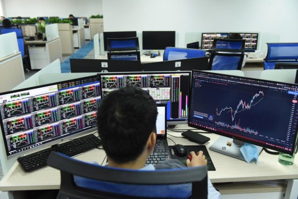 VN-Index tăng gần 20 điểm, thanh khoản xuống mức thấp nhất 2 tuần