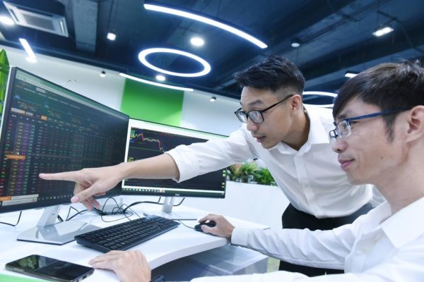 Giao dịch chứng khoán sáng 13/4: Thị trường nhuốm sắc đỏ, cổ phiếu bất động sản và xây dựng vẫn tích cực