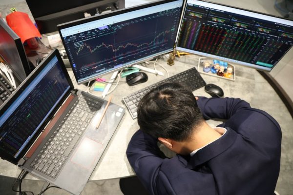 Giao dịch ảm đạm, VN-Index “thủng” mốc 1.900 điểm
