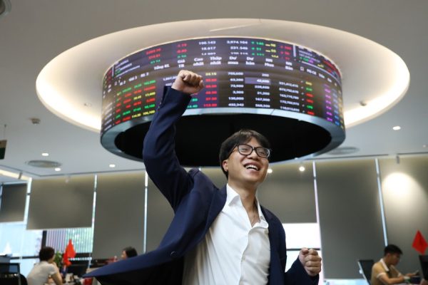 Cổ phiếu lớn ngân hàng tăng tốc, VN-Index lập đỉnh mới