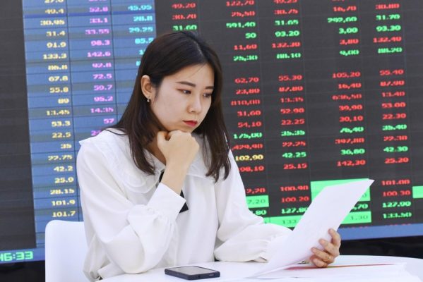 Giao dịch chứng khoán sáng 4/5: Nhóm năng lượng trở lại, cổ phiếu NVL bị bán tháo