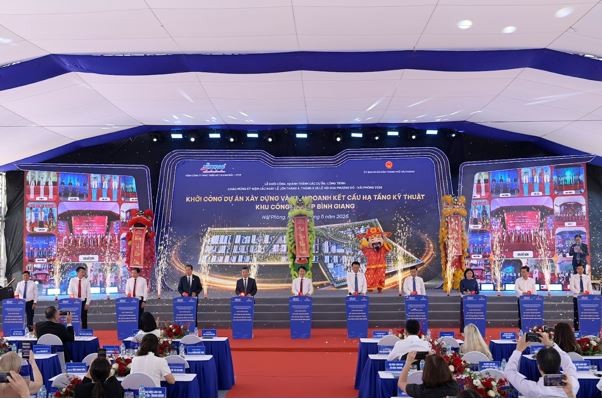 kbc-bg-1604-1373 Các đại biểu thực hiện nghi thức khởi công