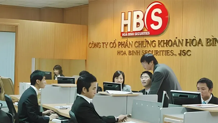 01-5527-3993 Chứng khoán Hòa Bình (HBS) bị yêu cầu không được tự ý bán thanh lý cổ phiếu trên 481 tài khoản khách hàng